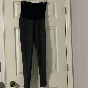 Grey maternity leggings with pockets